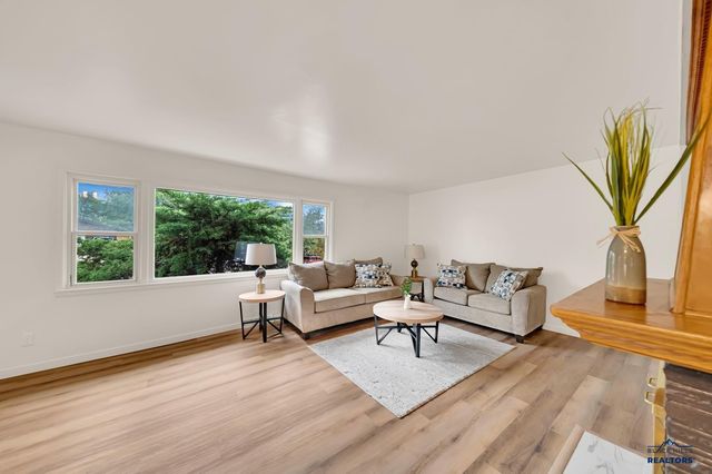 203 E OAKLAND, Rapid City, SD 57701