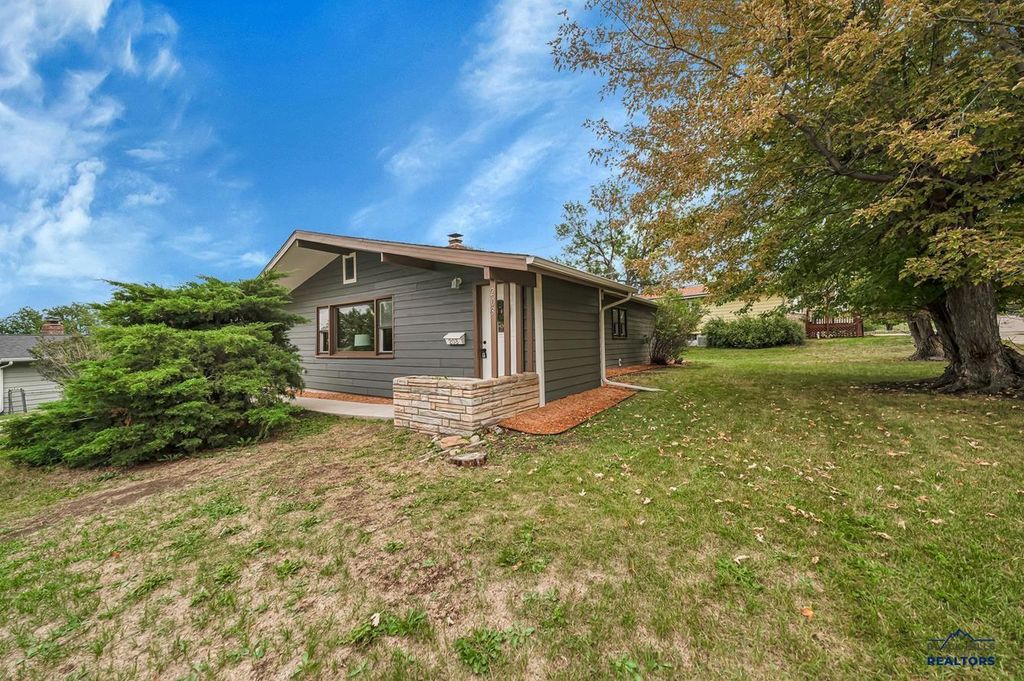 203 E OAKLAND, Rapid City, SD 57701