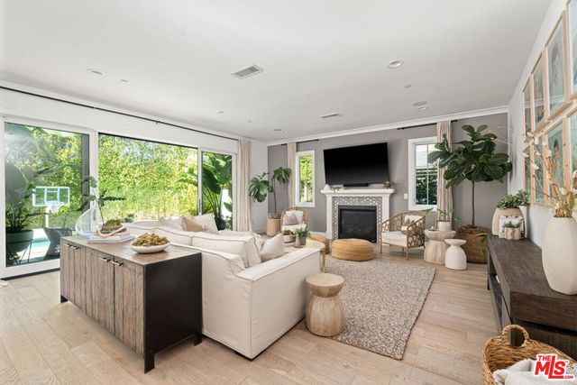 11813 Woodbine Avenue, Los Angeles, CA 90066