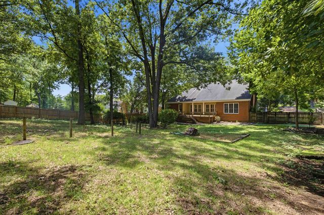 1850 WOOD OAK DR, Memphis, TN 38016