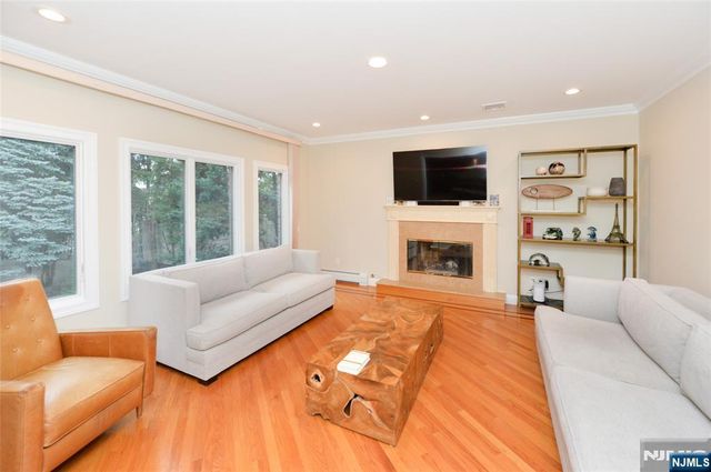 1056 Edgewood Lane, Fort Lee, NJ 07024