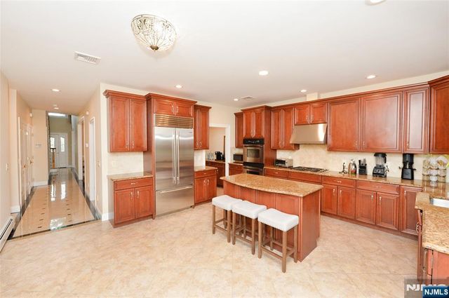 1056 Edgewood Lane, Fort Lee, NJ 07024