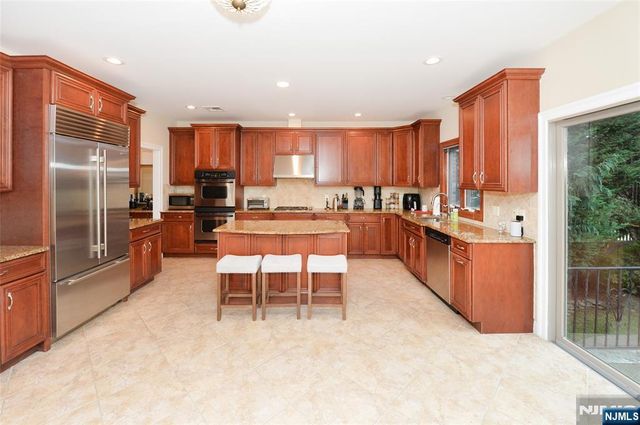 1056 Edgewood Lane, Fort Lee, NJ 07024