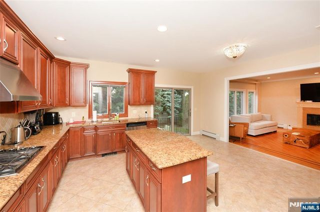 1056 Edgewood Lane, Fort Lee, NJ 07024