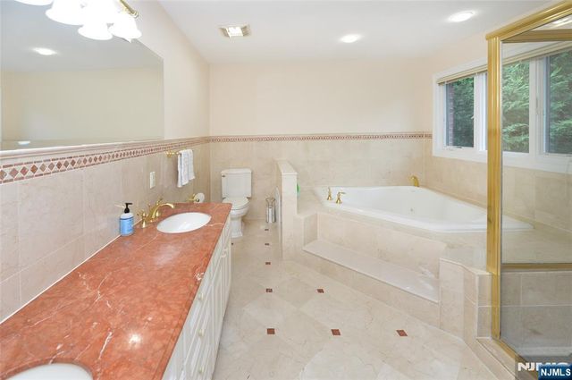 1056 Edgewood Lane, Fort Lee, NJ 07024