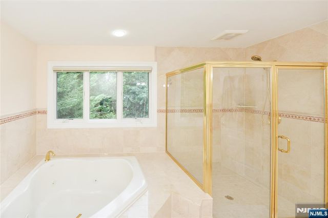 1056 Edgewood Lane, Fort Lee, NJ 07024