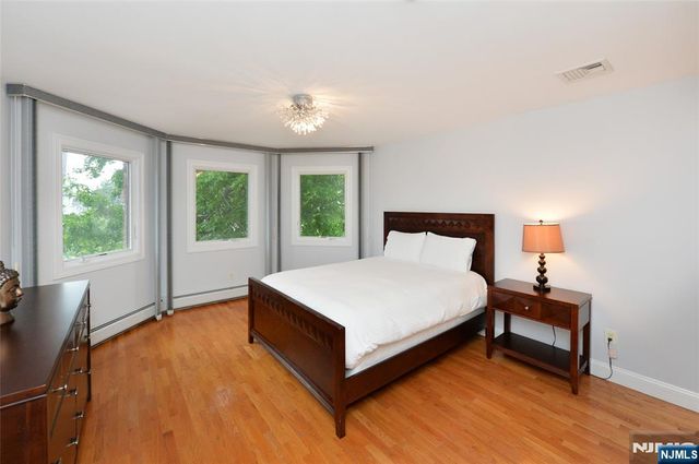 1056 Edgewood Lane, Fort Lee, NJ 07024