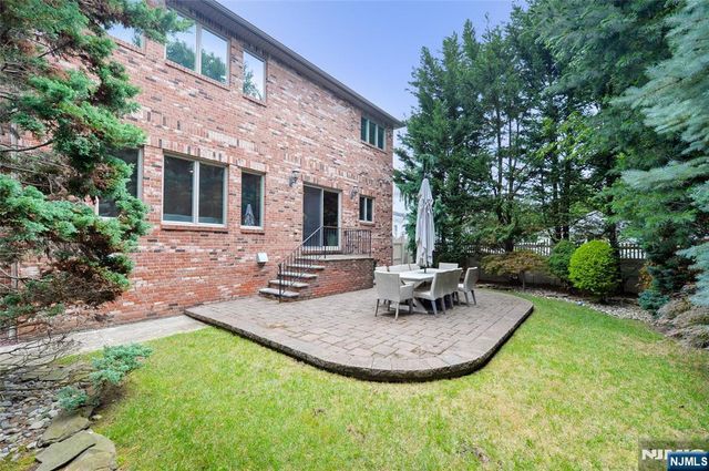 1056 Edgewood Lane, Fort Lee, NJ 07024