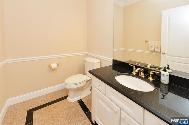1056 Edgewood Lane, Fort Lee, NJ 07024