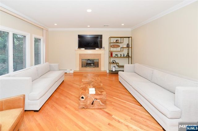 1056 Edgewood Lane, Fort Lee, NJ 07024