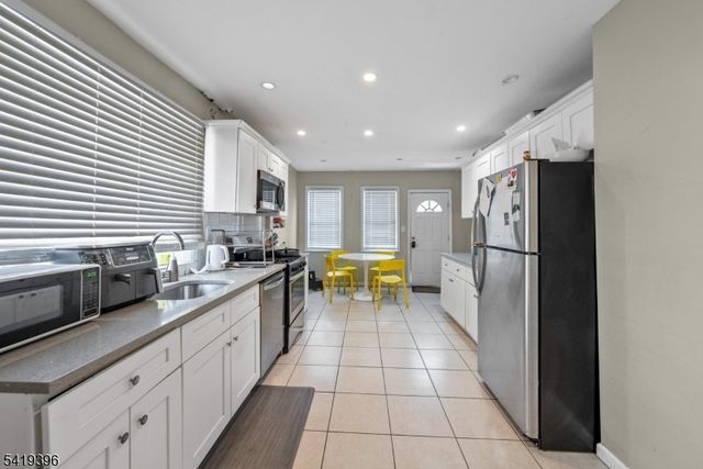 38 Nairn Pl, Newark City, NJ 07108