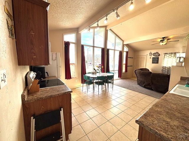 21 Glenmore Rd, Pueblo, CO 81001