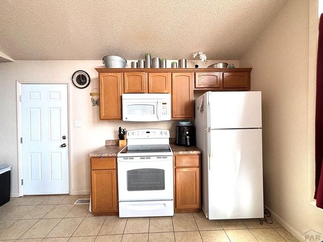 21 Glenmore Rd, Pueblo, CO 81001