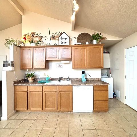 21 Glenmore Rd, Pueblo, CO 81001