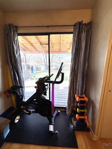 21 Glenmore Rd, Pueblo, CO 81001