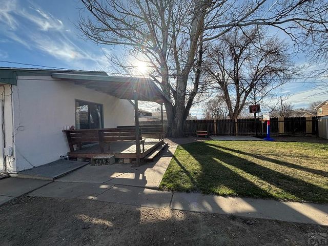 21 Glenmore Rd, Pueblo, CO 81001