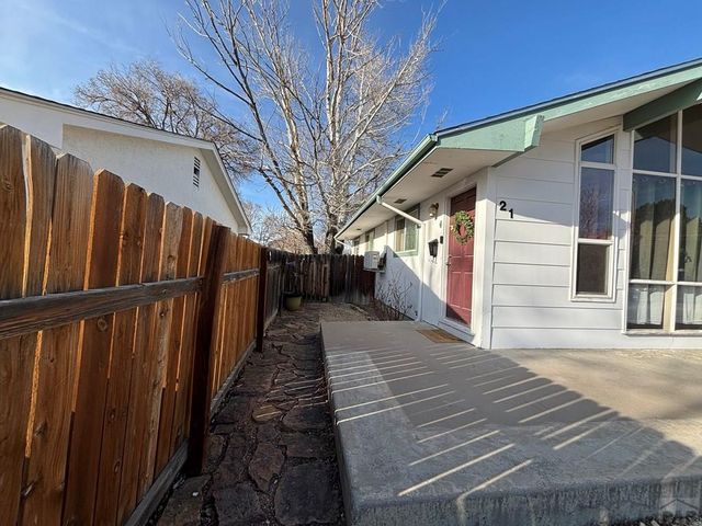 21 Glenmore Rd, Pueblo, CO 81001