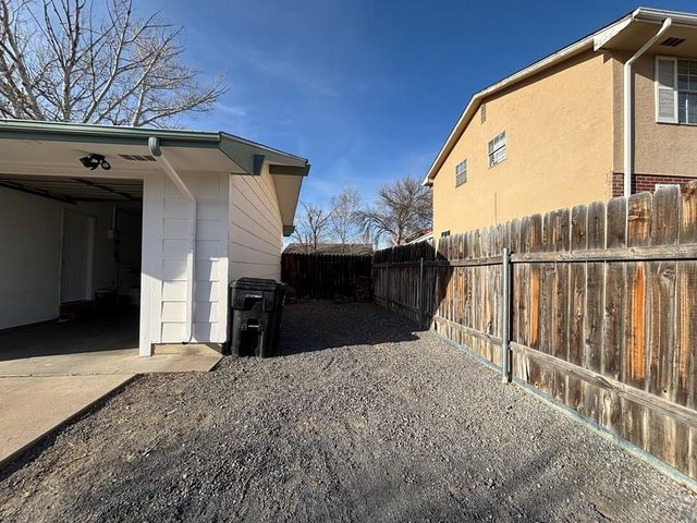21 Glenmore Rd, Pueblo, CO 81001