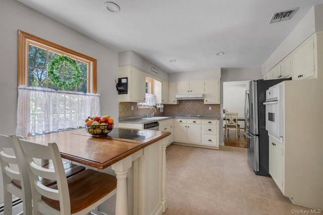 17 Broadview Avenue, Kings Park, NY 11754