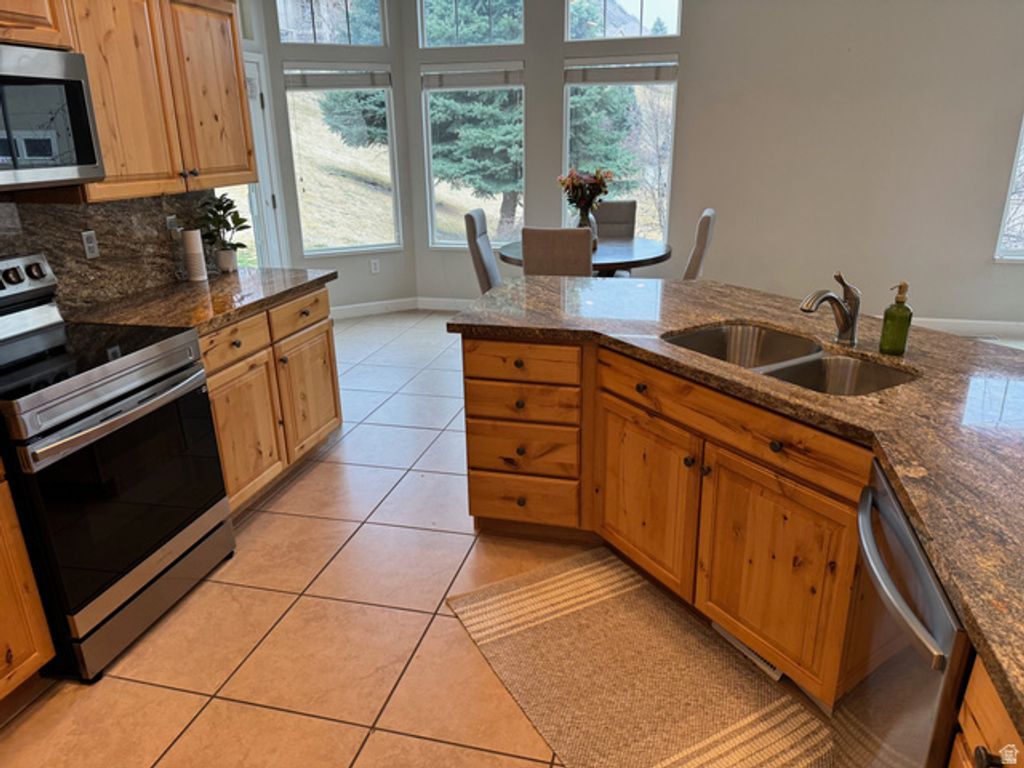 Image 4 of property listing at 14146 S SPYGLASS HILL DR, Draper, UT 84020