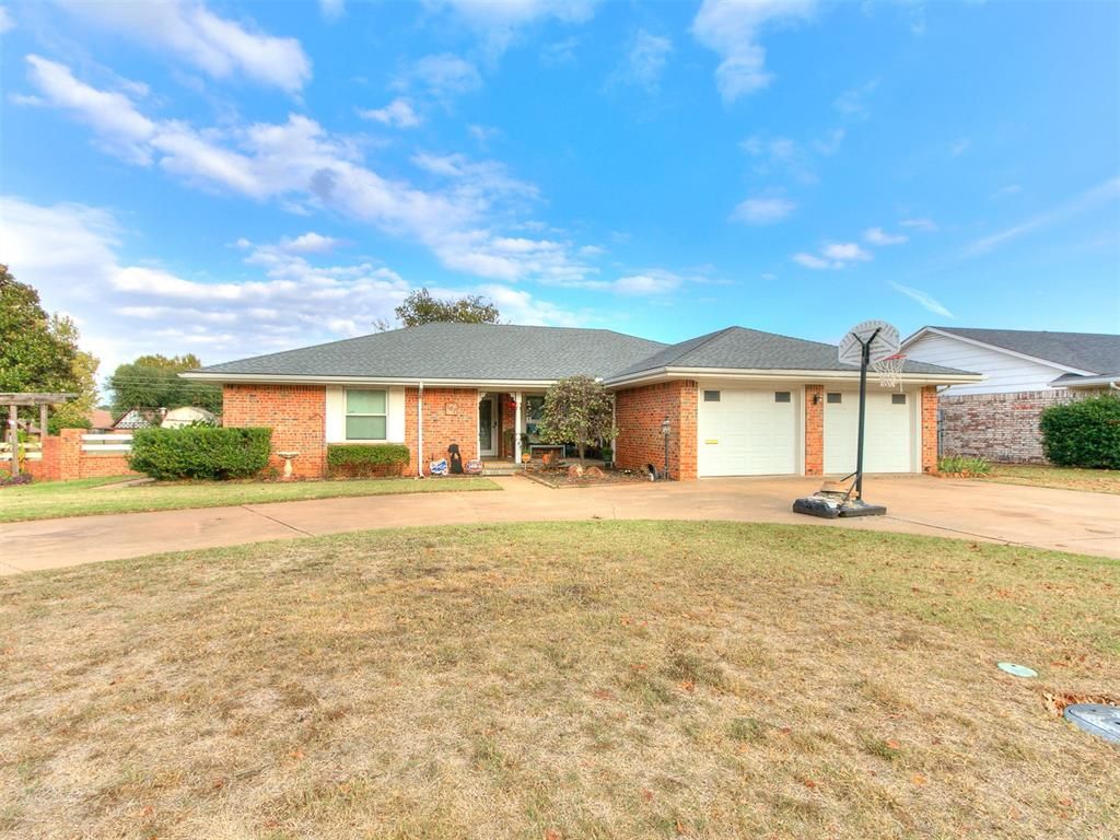107 Rosewood Drive, Chickasha, OK 73018