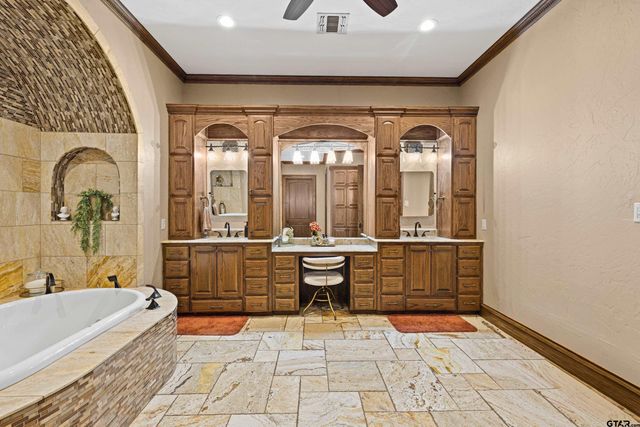 440 Susan Rd, Gladewater, TX 75647