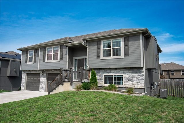 212 NE Greystone Way, Grain Valley, MO 64029