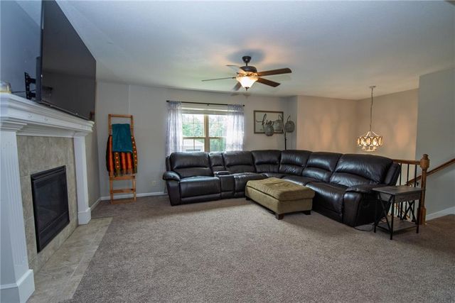 212 NE Greystone Way, Grain Valley, MO 64029