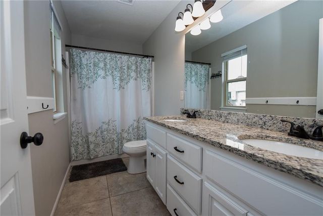 212 NE Greystone Way, Grain Valley, MO 64029
