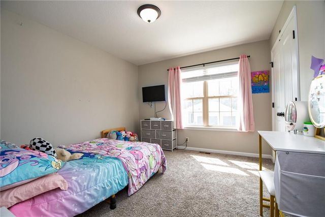212 NE Greystone Way, Grain Valley, MO 64029