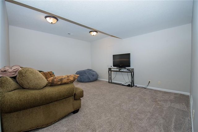212 NE Greystone Way, Grain Valley, MO 64029