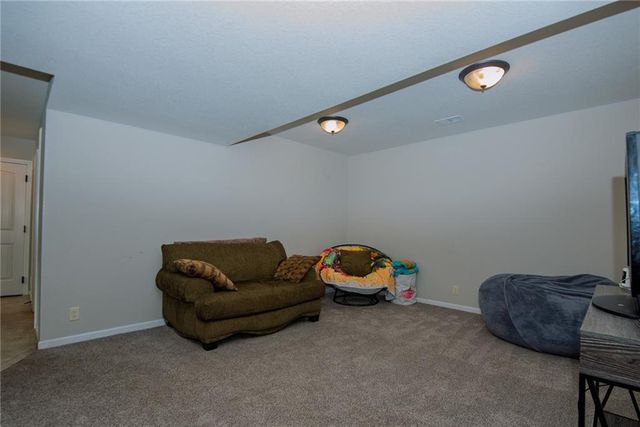 212 NE Greystone Way, Grain Valley, MO 64029