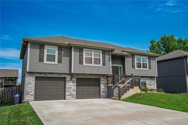 212 NE Greystone Way, Grain Valley, MO 64029