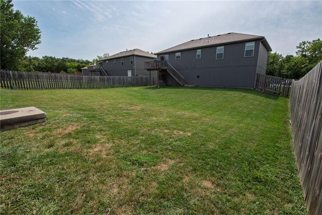 212 NE Greystone Way, Grain Valley, MO 64029