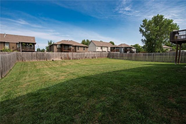 212 NE Greystone Way, Grain Valley, MO 64029