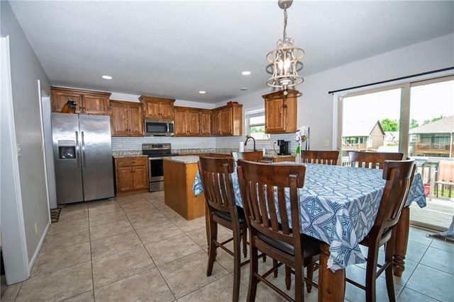 212 NE Greystone Way, Grain Valley, MO 64029