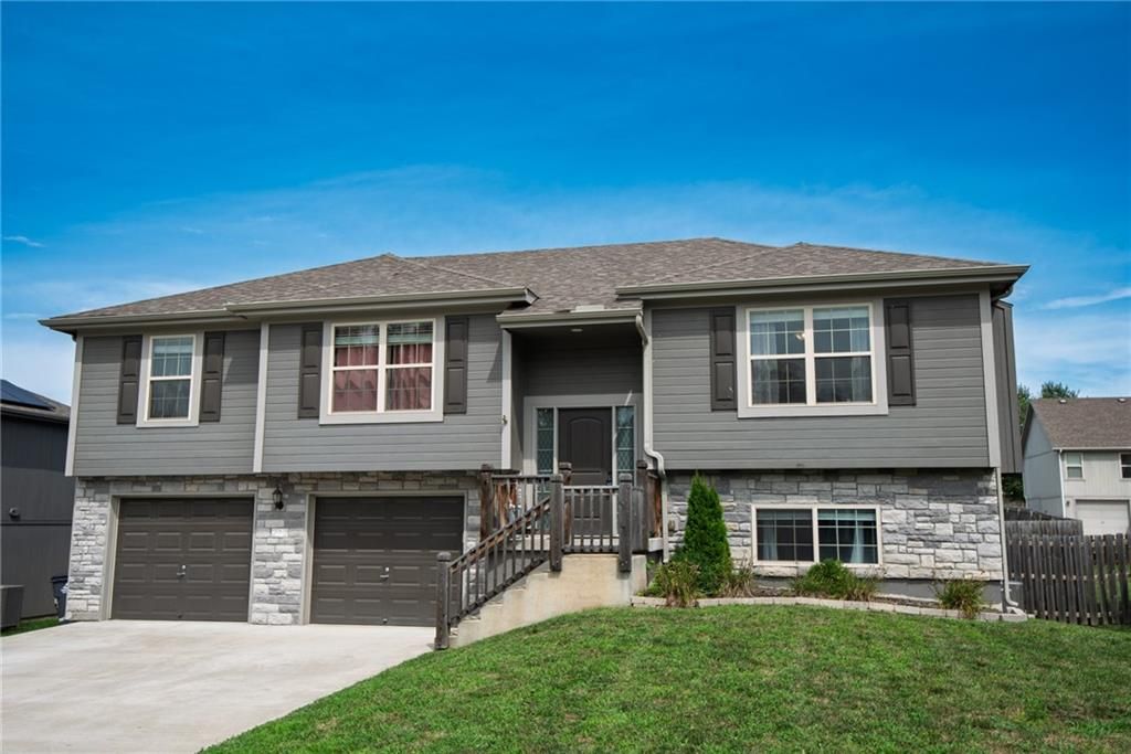 212 NE Greystone Way, Grain Valley, MO 64029