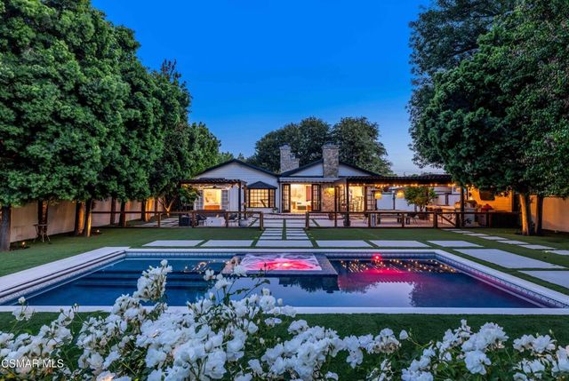 22661 Calvert Street, Woodland Hills, CA 91367