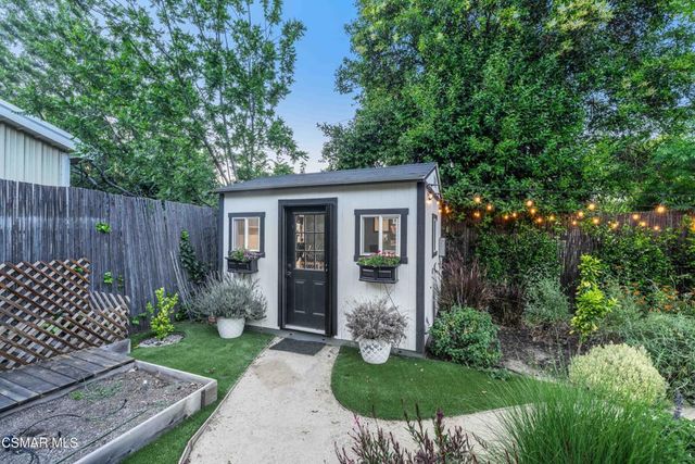 22661 Calvert Street, Woodland Hills, CA 91367