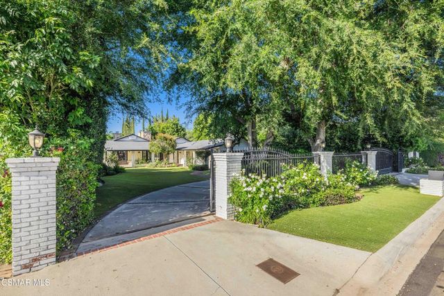 22661 Calvert Street, Woodland Hills, CA 91367