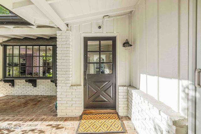 22661 Calvert Street, Woodland Hills, CA 91367