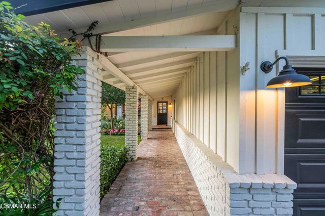 22661 Calvert Street, Woodland Hills, CA 91367