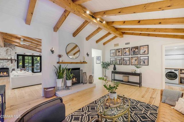 22661 Calvert Street, Woodland Hills, CA 91367