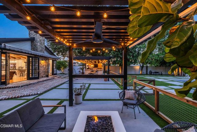 22661 Calvert Street, Woodland Hills, CA 91367