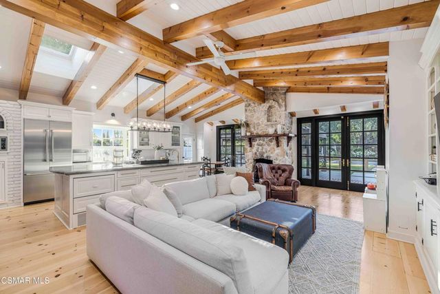 22661 Calvert Street, Woodland Hills, CA 91367