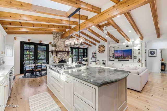 22661 Calvert Street, Woodland Hills, CA 91367