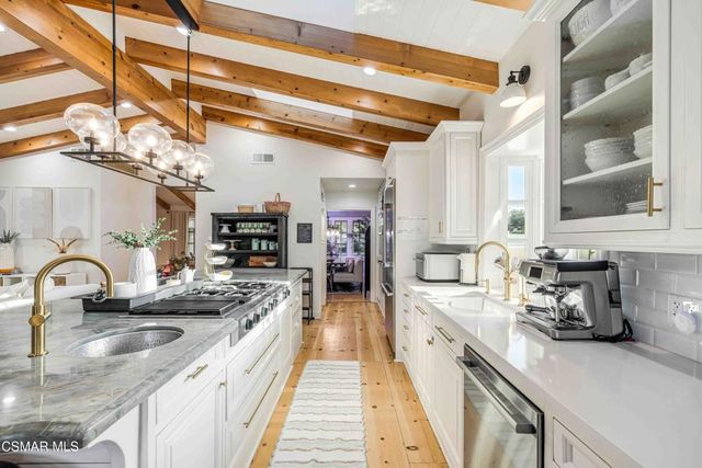 22661 Calvert Street, Woodland Hills, CA 91367