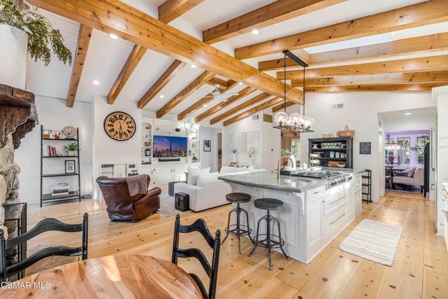 22661 Calvert Street, Woodland Hills, CA 91367