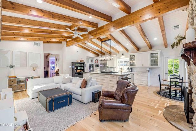 22661 Calvert Street, Woodland Hills, CA 91367