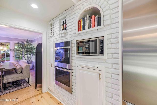 22661 Calvert Street, Woodland Hills, CA 91367